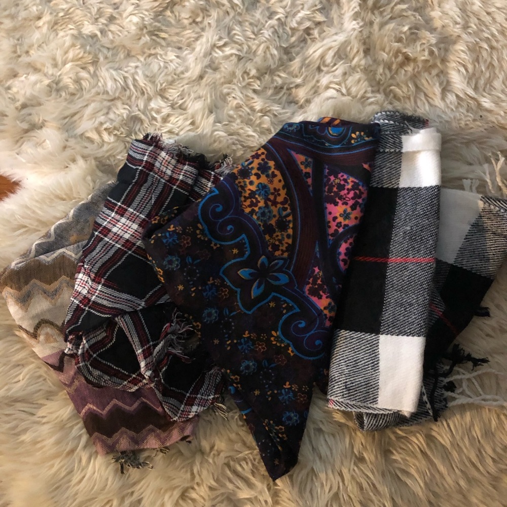 Lot of 4 scarfs plaid white Black wraps